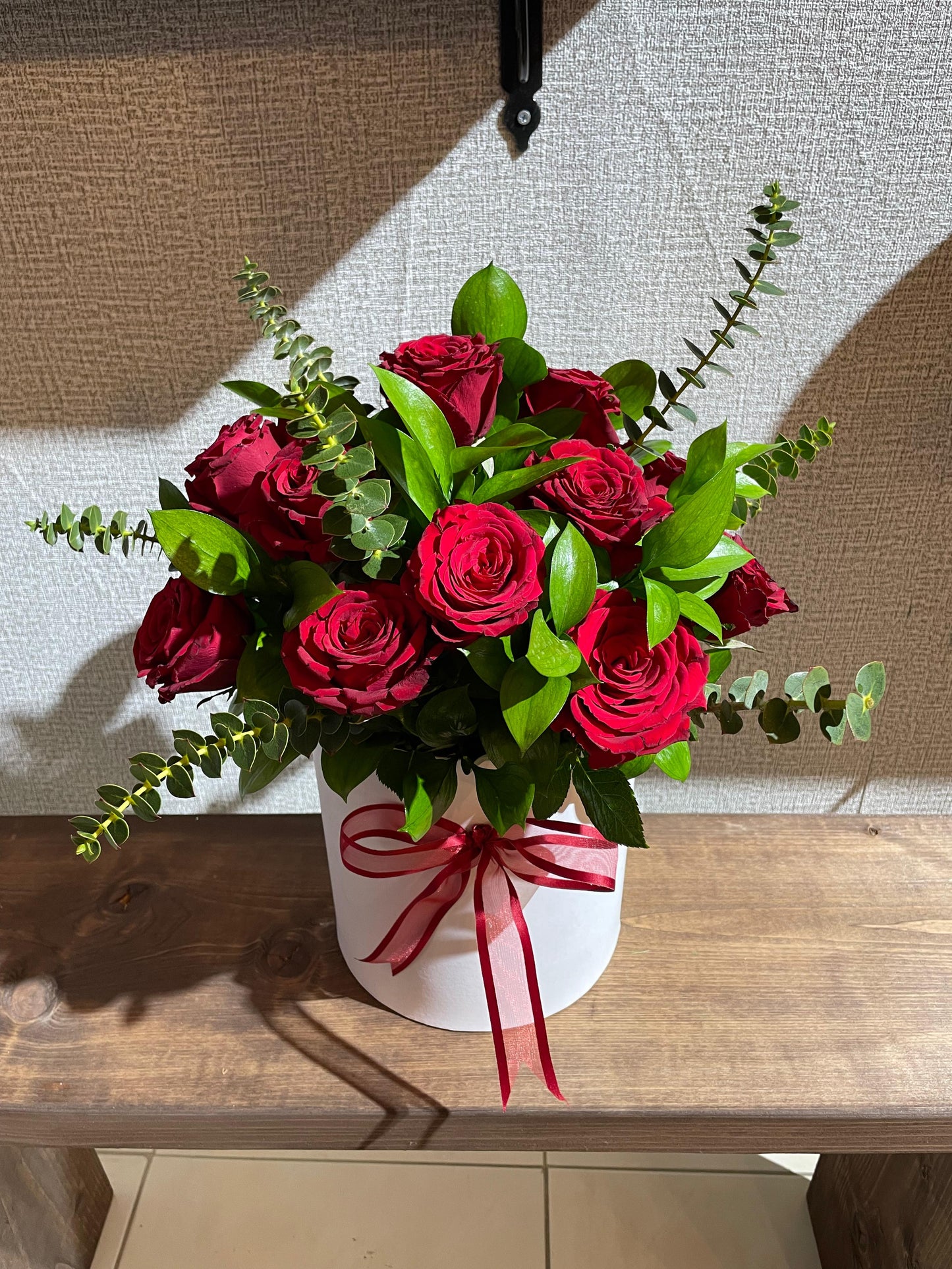 Elegant red roses box ..
