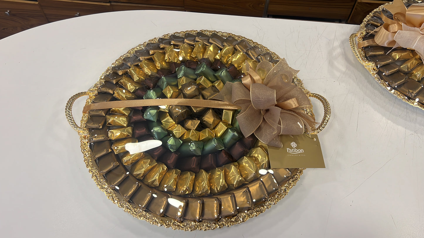 2.85 kg of mixed chocolate in an elegant “Al-Saif” gold tray