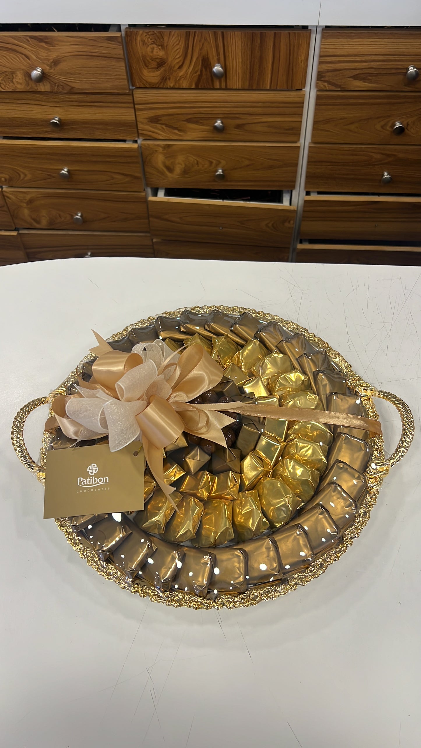 2.85 kg of mixed chocolate in an elegant “Al-Saif” gold tray