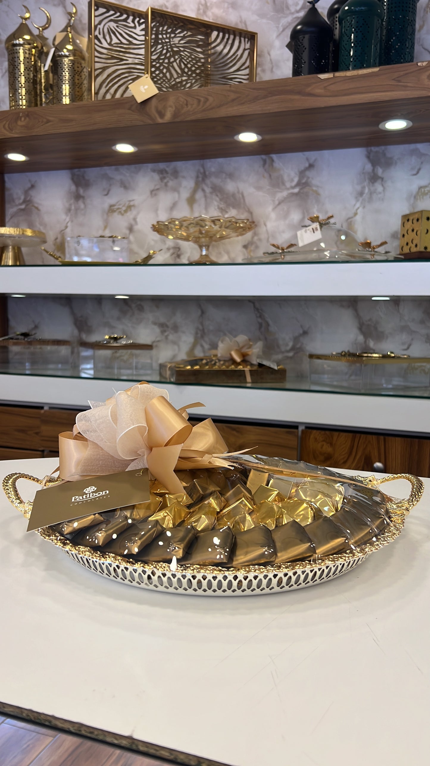 2.85 kg of mixed chocolate in an elegant “Al-Saif” gold tray